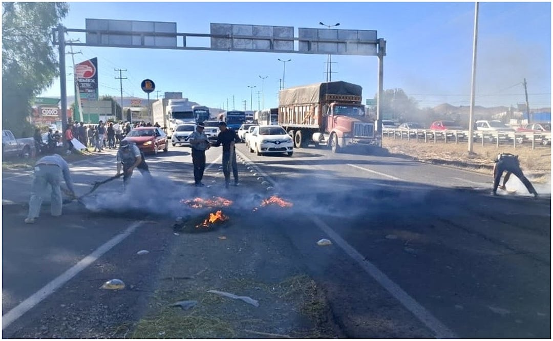 Durante la protesta, los familiares de Fernando Vanegas Gamboa bloquearon la carretera en Guadalupe, Zacatecas y realizaron quema de llantas para exigir búsqueda y localización inmediata (18/01/2025). Foto: Especial