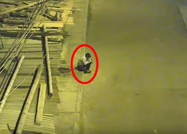 El niño peruano que hace la tarea en la calle porque no tiene luz en su casa