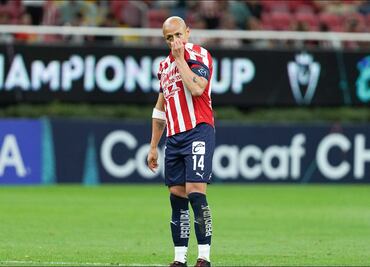 Javier 'Chicharito' Hernández se besa el escudo de Chivas frente a la afición tras vencer al América