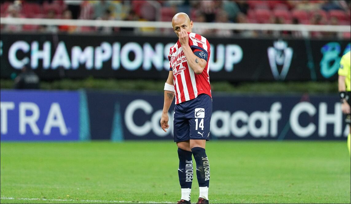 Javier 'Chicharito' Hernández besa el escudo de Chivas / Foto: Imago7