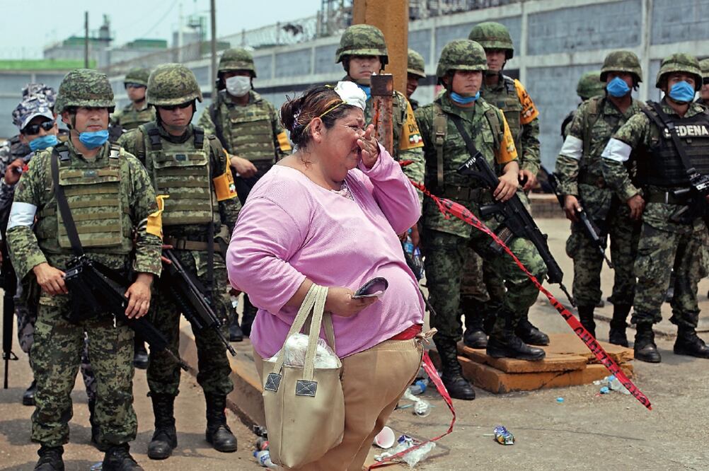 Mientras continúa el recuento de los daños por la explosión en el Complejo Petroquímico Pajaritos, decenas de familiares esperan informes sobre los obreros que permanecen desaparecidos y los que están internados en hospitales de la región (PATRICIA MORAL)