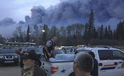Amplían orden de evacuación por incendio en Canadá 