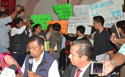 Irrumpen en conferencia de sacerdote acusado de violación