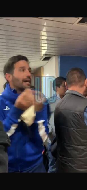 Directivo del Cruz Azul agrede a reportero / Foto: Especiales