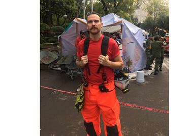 Bombero inglés viajó a México con sus propios medios para brindar su ayuda
