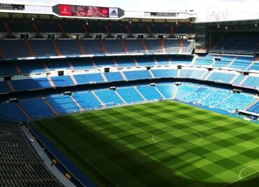 Aficionados visitan el Santiago Bernabéu previo a la remodelación