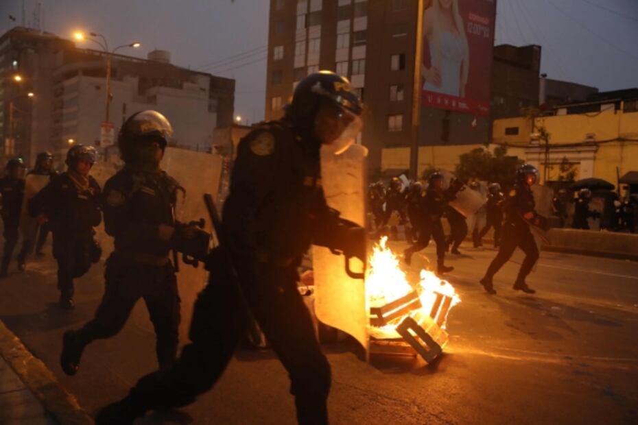 Presidenta de Perú llama a la calma, tras protestas en varias ciudades