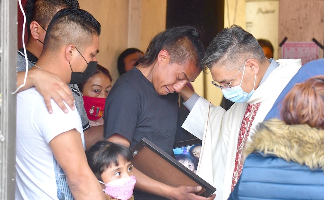 Arreglos florales y ositos de peluche que llevaron niños decoran el ataúd de Mía Mayrin, en el velorio realizado en una cochera en una vivienda en la calle Club Excursionista Tepochtli. La menor será sepultada este 16 de septiembre. Foto: HUGO GARCÍA