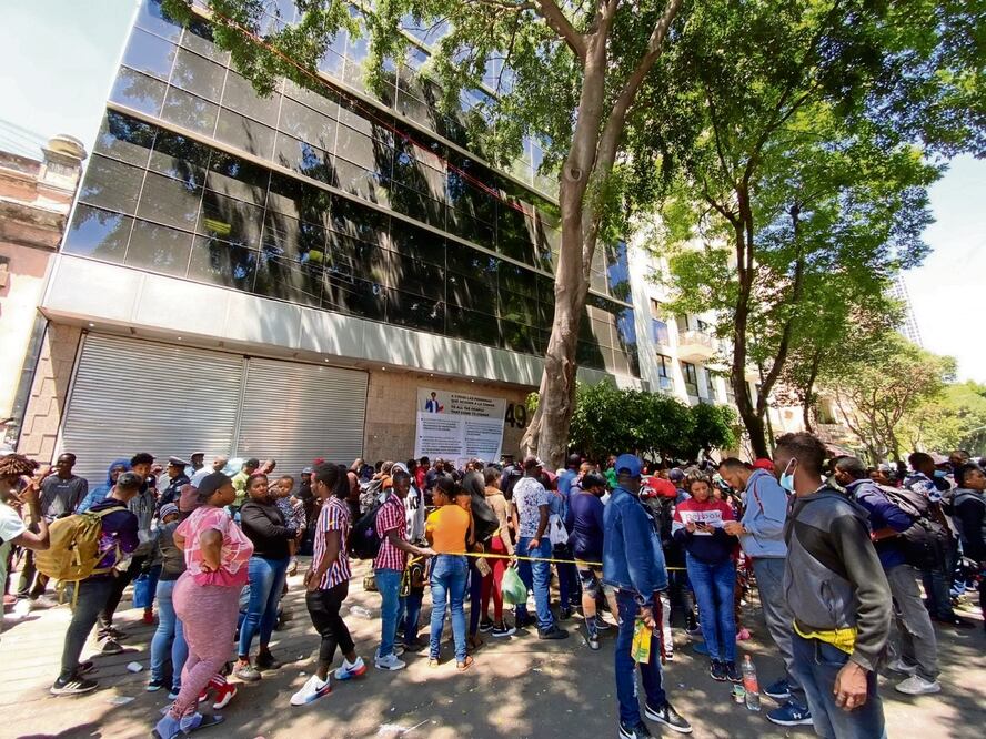 Los migrantes impidieron ayer por la tarde el avance de vehículos por las calles Lucerna y General Prim, en la colonia Juárez de la CDMX. Foto: Alhelí Salgado / EL UNIVERSAL