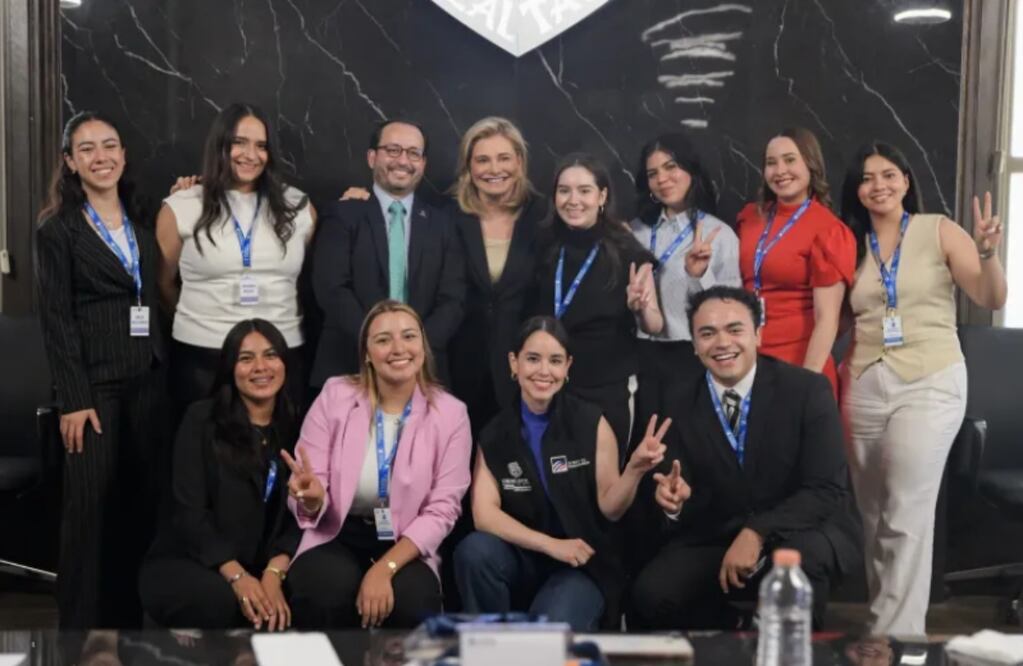 La gobernadora Maru Campos convivió e intercambió puntos de vista, con los nueve becados a quienes alentó a aprovechar esta oportunidad. Foto: Especial