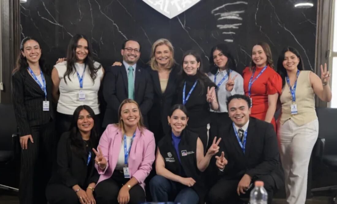 La gobernadora Maru Campos convivió e intercambió puntos de vista, con los nueve becados a quienes alentó a aprovechar esta oportunidad. Foto: Especial