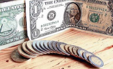 Prevén repunte de dólar tras degradación crediticia; cierra en 24.12 pesos