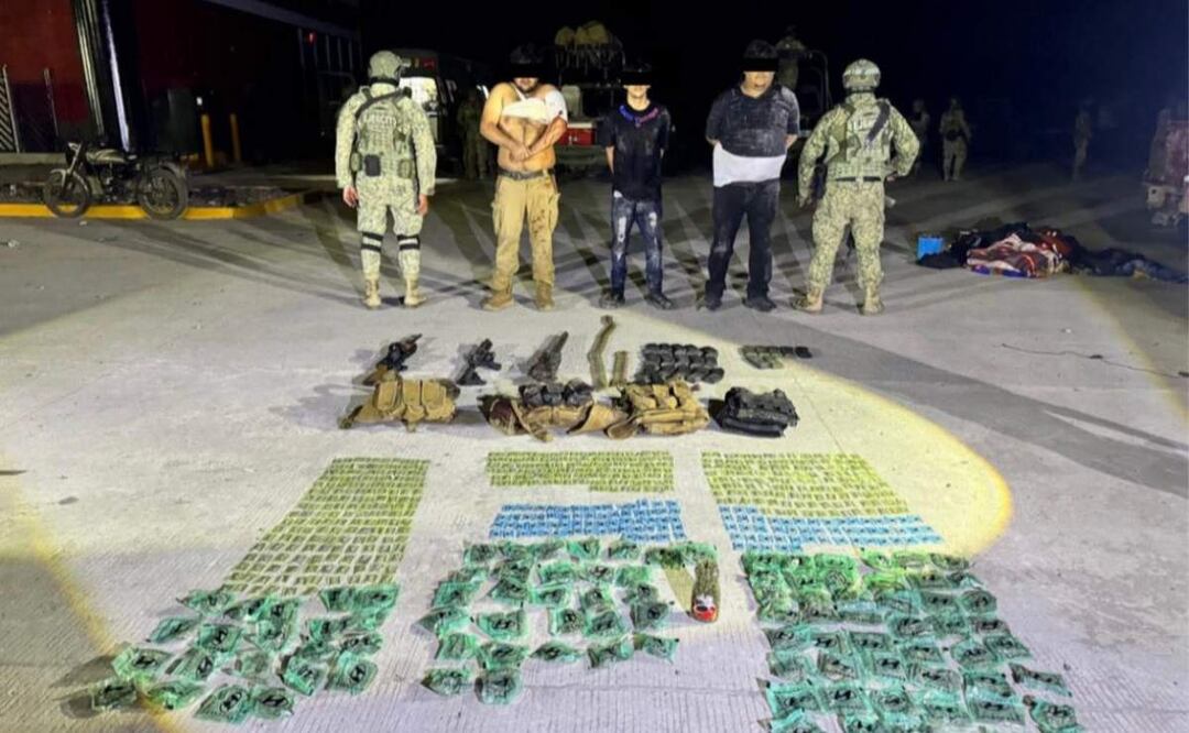 Los 4 civiles portaban 421 dosis de cristal, 123 dosis de cocaína y 100 dosis de marihuana luego de ser detenidos en Navolato, Sinaloa (17/05/2025). Foto: Especial