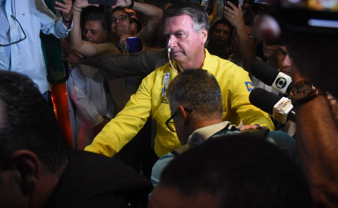 El expresidente brasileño Jair Bolsonaro es fotografiado antes de abordar una ambulancia al salir del Hospital Rio Grande en Natal, estado de Rio Grande do Norte, Brasil, el 12 de abril de 2025. El expresidente brasileño Jair Bolsonaro, quien se recupera de una cirugía intestinal, sufrió un revés de salud un día después de recibir una citación judicial en su cama de hospital, informó su equipo médico el 24 de abril de 2025. Foto: AFP