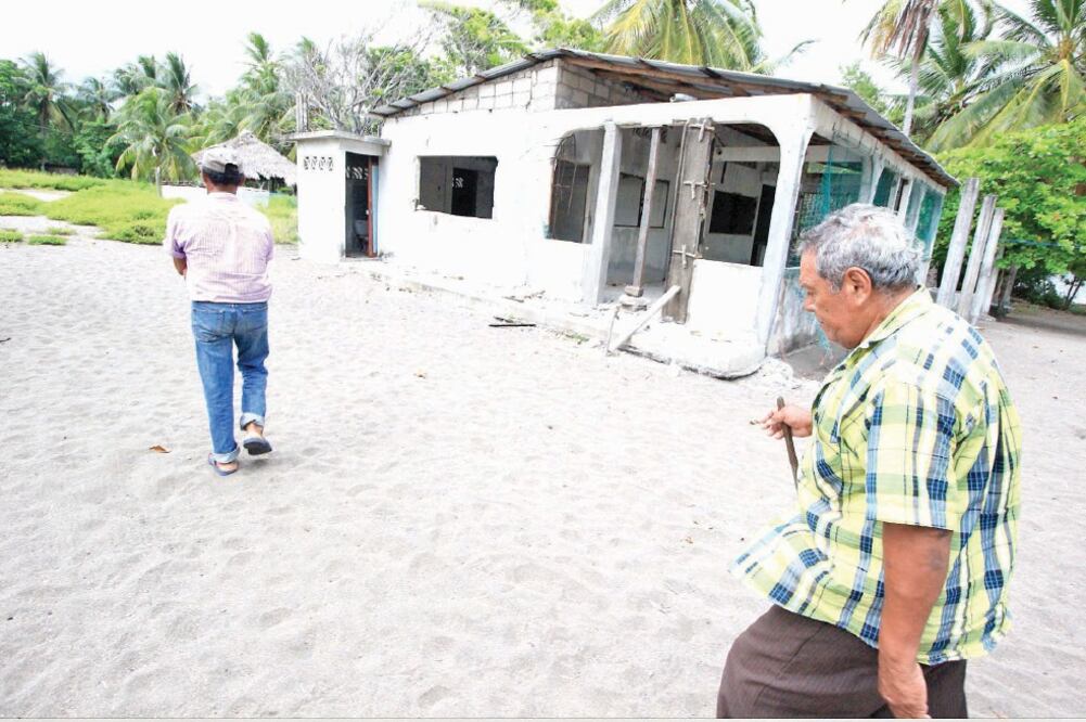 Daños. En la isla las viviendas siguen con daños y el muelle hundido. Foto: FREDY MARTÍN. EL UNIVERSAL