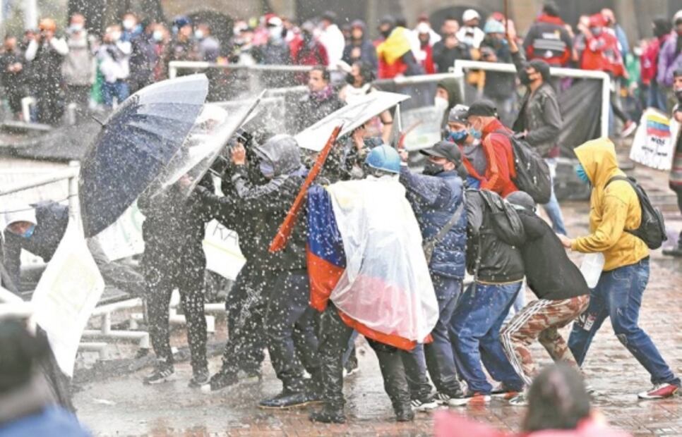 Miles marchan en Colombia en día de paro nacional