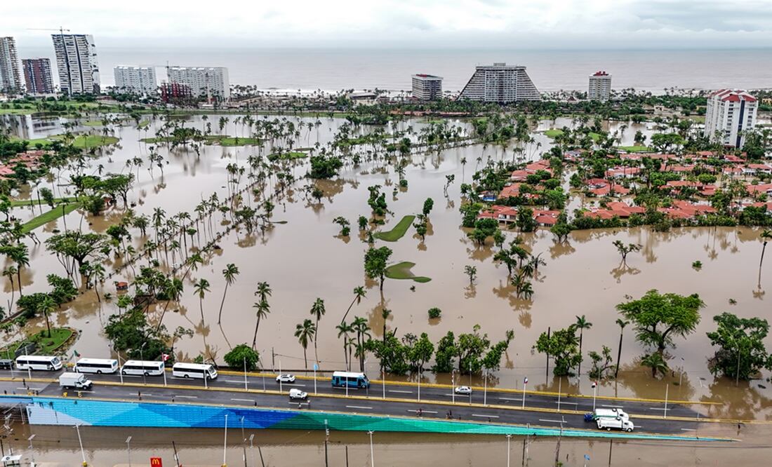 Fotografía aérea de la zona afectada por el paso del Huracán John, este viernes en el balneario de Acapulco en el estado de Guerrero (México). Foto: EFE/David Guzmán