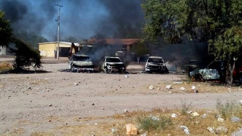 Riña entre yaquis deja un muerto, tres heridos y 12 autos incendiados