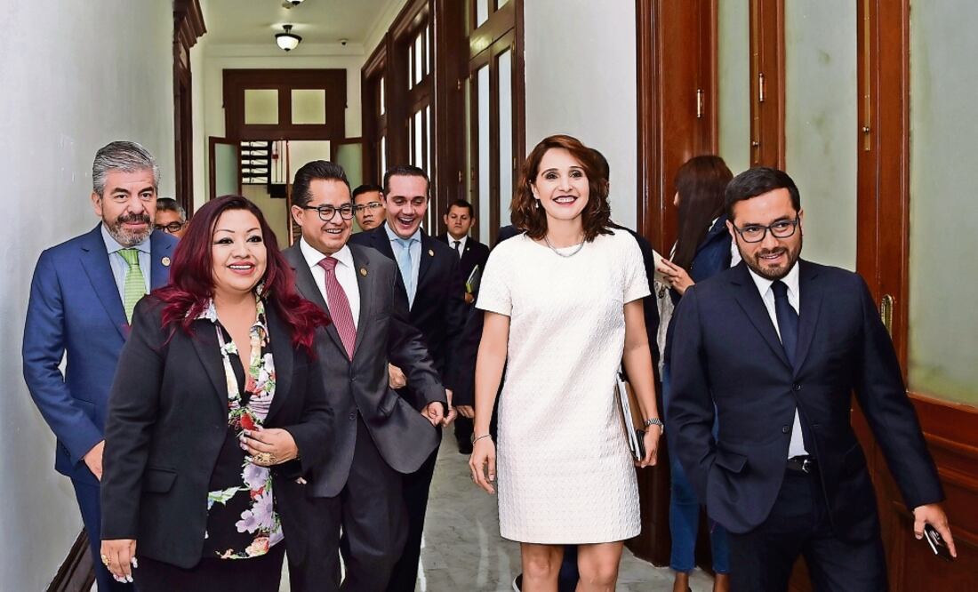 La secretaria Tanya Müller acudió ayer a la Asamblea Legislativa a rendir cuentas sobre el caso de Bantú; los diputados la arroparon e incluso el priísta Adrián Rubalcava, se disculpó con ella por emitir juicios sin fundamentos (ESPECIAL)