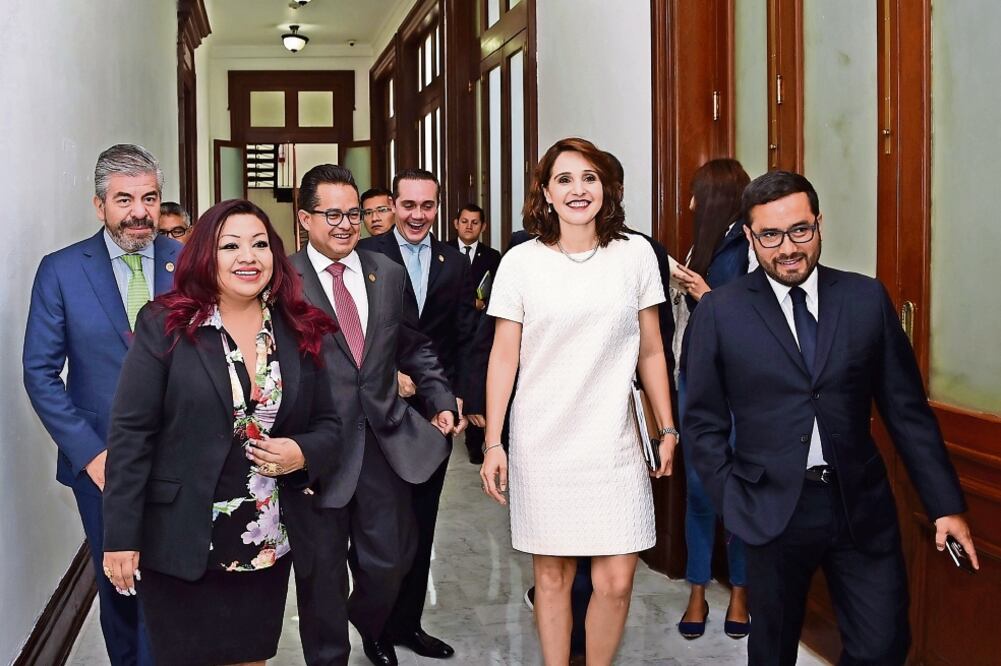 La secretaria Tanya Müller acudió ayer a la Asamblea Legislativa a rendir cuentas sobre el caso de Bantú; los diputados la arroparon e incluso el priísta Adrián Rubalcava, se disculpó con ella por emitir juicios sin fundamentos (ESPECIAL)