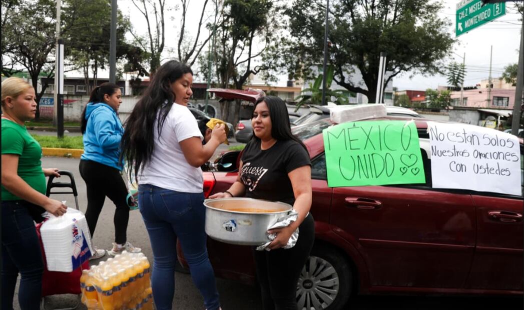 Voluntarios apoyan con comida a familiares de las víctimas por la explosión de pipa en Puente de la Concordia en Hospital Magdalena de las Salinas, en la Ciudad de México, el jueves 11 de septiembre de 2025. Foto: Carlos Mejía/EL UNIVERSAL
