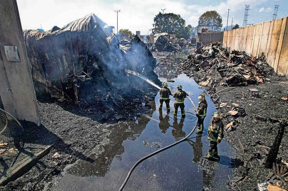 El incendio en la Central de Abasto arrasó con 356 locales y destruyó más de 5 mil metros cuadrados. Foto: Archivo / EL UNIVERSAL