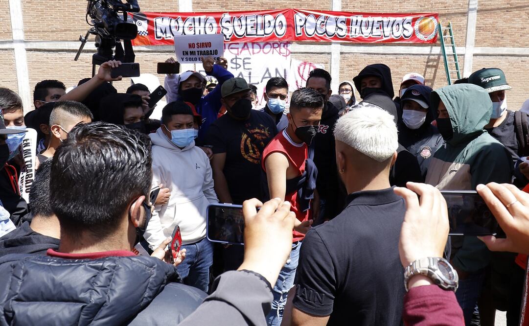 Aficionados encaran a Alexis Canelo - FOTO: Cortesía