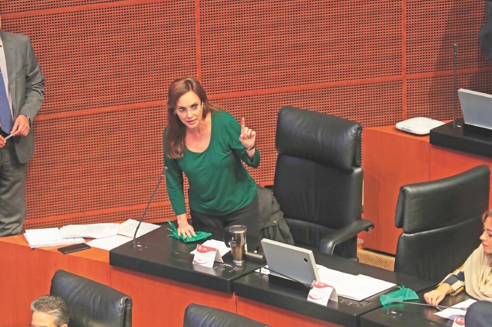 Lilly Téllez reprobó que en su escaño se hubiera colocado “un trapo verde”, emblemático de la causa del aborto legal, cuando ella está en contra. Foto: IRVIN OLIVARES. EL UNIVERSAL
