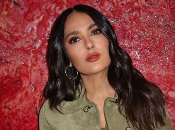 Salma Hayek luce hermoso bikini con top de tiras cruzadas