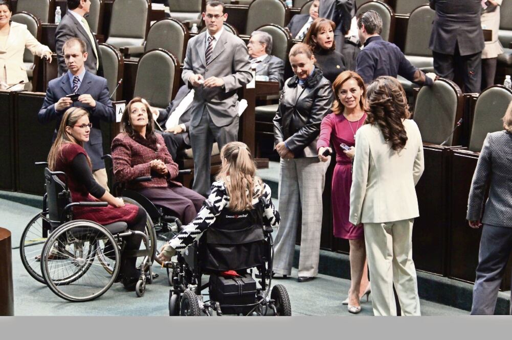 En 2010, representantes del PAN, PRI, PRD, PT, PVEM y Panal firmaron un acuerdo para incluir a las personas con discapacidad (ARCHIVO EL UNIVERSAL)