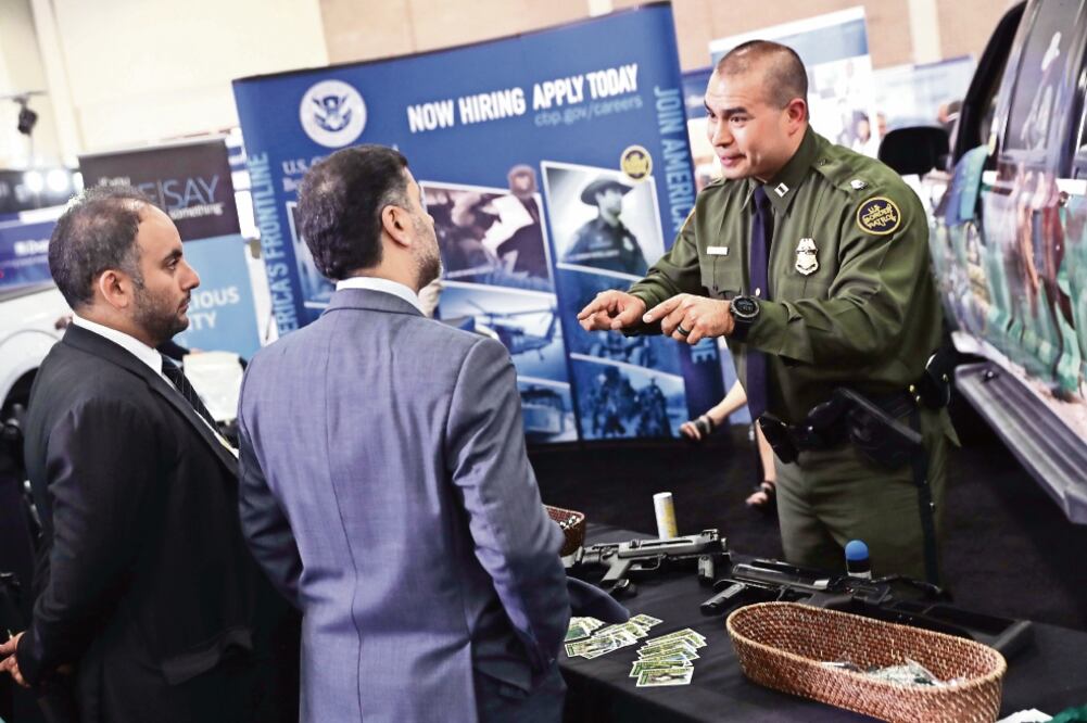 Un agente reclutador de la Patrulla Fronteriza habla con participantes en la Expo de Seguridad en la Frontera, ayer, en San Antonio, Texas, para promover tecnología (AFP)
