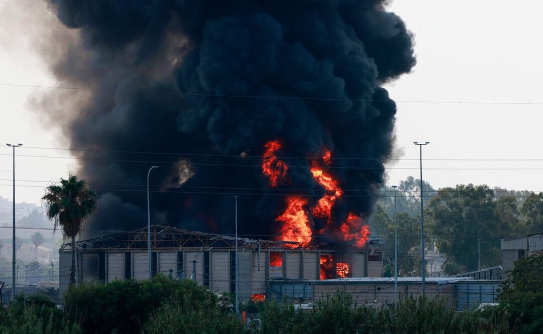 Se elevan columnas de humo provenientes de un incendio en un edificio en Herzliya, cerca de Tel Aviv, tras una nueva andanada de cohetes iraníes el 17 de junio de 2025. Foto: AF