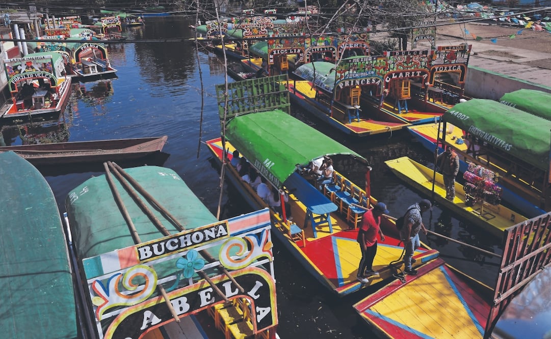 Para Jorge Flores, su trabajo implica una responsabilidad con las personas que llegan a conocer el embarcadero de Nativitas, en Xochimilco. Se enorgullece de que muchos visitantes se sorprenden al recorrer los canales en los que él labora desde que era joven. Foto: Fernanda Rojas/ EL UNIVRSAL