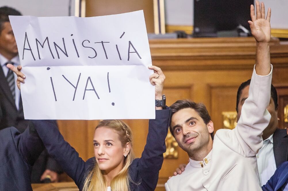 Lilian Tintori, esposa del encarcelado líder opositor Leopoldo López, reclama una amnistía para los presos políticos en el Congreso venezolano (MIGUEL GUTIÉRREZ. EFE)