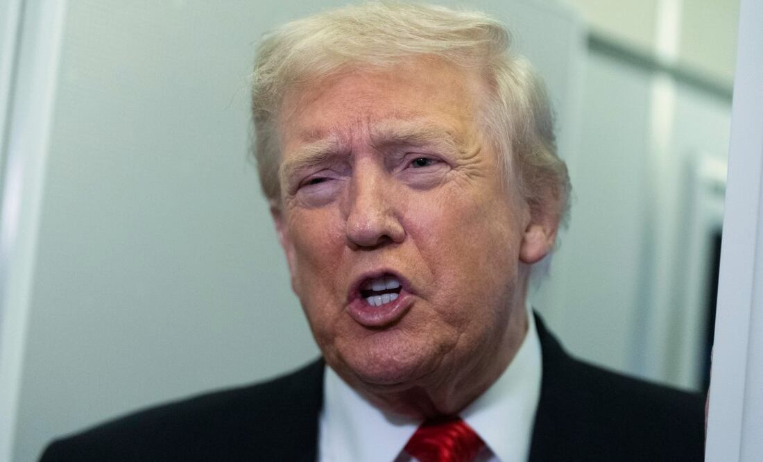 El presidente Donald Trump habla con los periodistas a bordo del Air Force One de regreso a la Casa Blanca tras un viaje de fin de semana a su residencia de Mar-a-Lago en Palm Beach, Florida, el domingo 2 de noviembre de 2025. Foto: AP