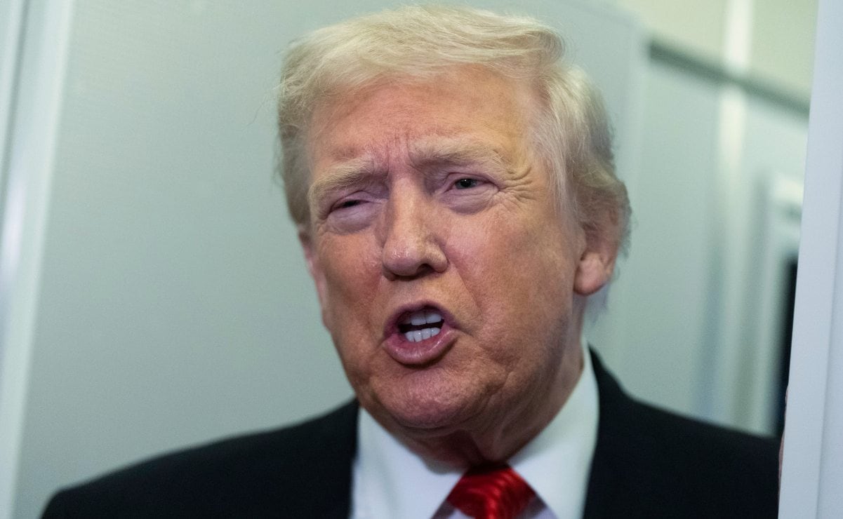 El presidente Donald Trump habla con los periodistas a bordo del Air Force One Foto: AP