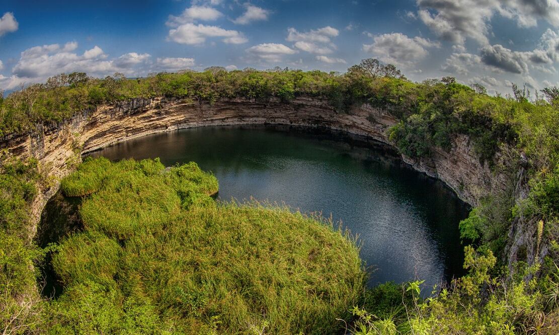 El Zacatón, en medio de la selva, está interconectado con otras pozas. Foto: Comisión Mexicana de Filmaciones / Flickr / Creative Commons