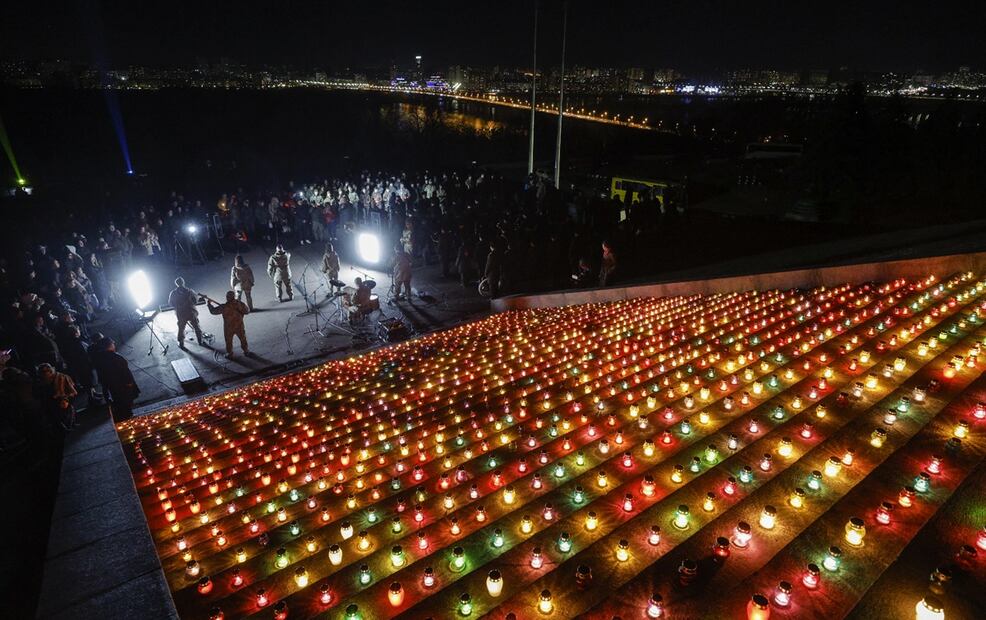 Después de la llegada de las autoridades, un capellán militar honró la memoria de los muertos en la guerra y una banda militar tocó canciones patrióticas. Foto: EFE