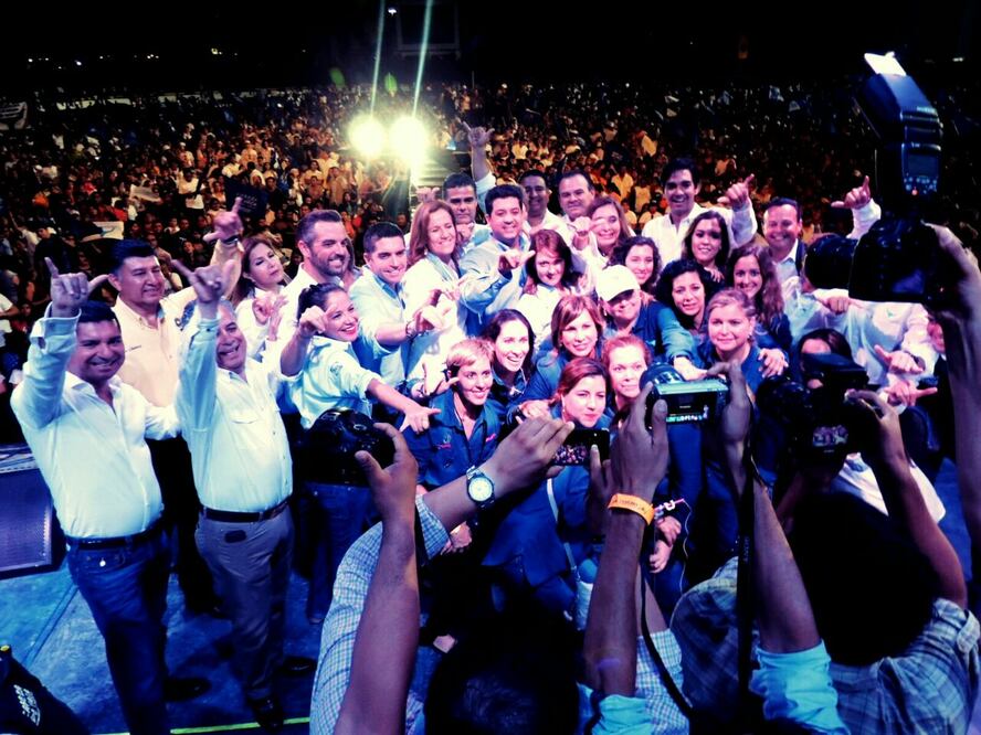 El aspirante a la gubernatura de Tamaulipas estuvo acompañado por la ex primera dama de México, Margarita Zavala y el presidente del Senado, Roberto Gil (Alberto Morales. EL UNIVERSAL)