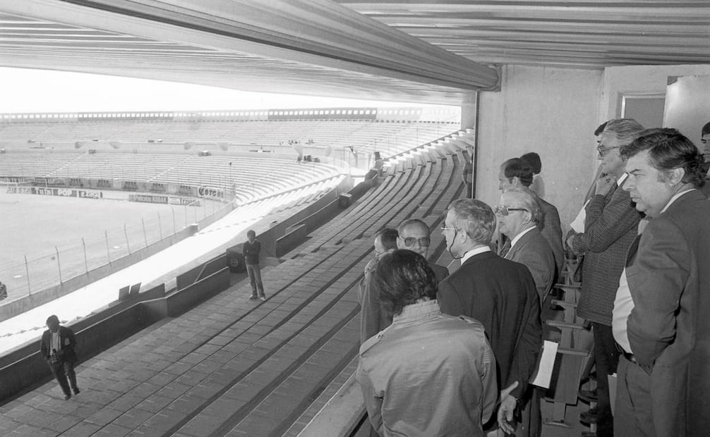 Revisión de representantes de la FIFA al interior del Neza 86, previo a la Copa del Mundo. Foto: Archivo EL UNIVERSAL.