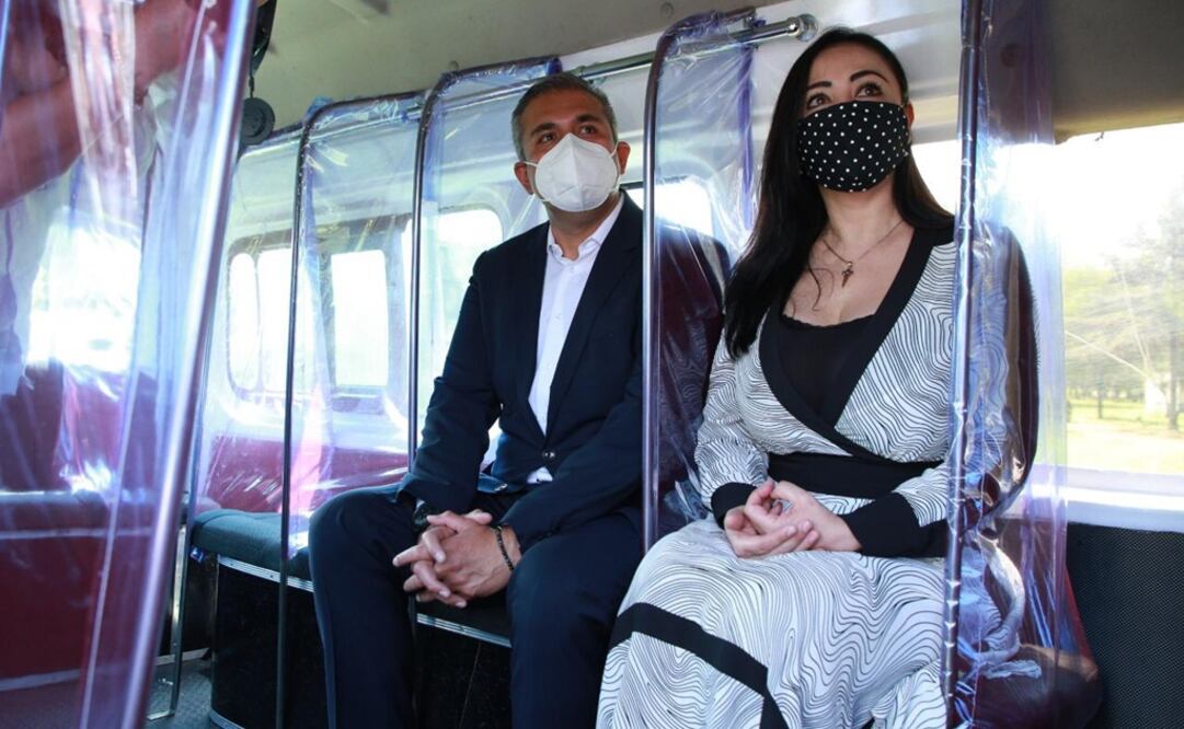 Los alcaldes Patricia Durán de Naucalpan y Fernando Vilchis de Ecatepec, simularon ser pasajeros de una combi, para probar las divisiones de plástico Foto: Especial