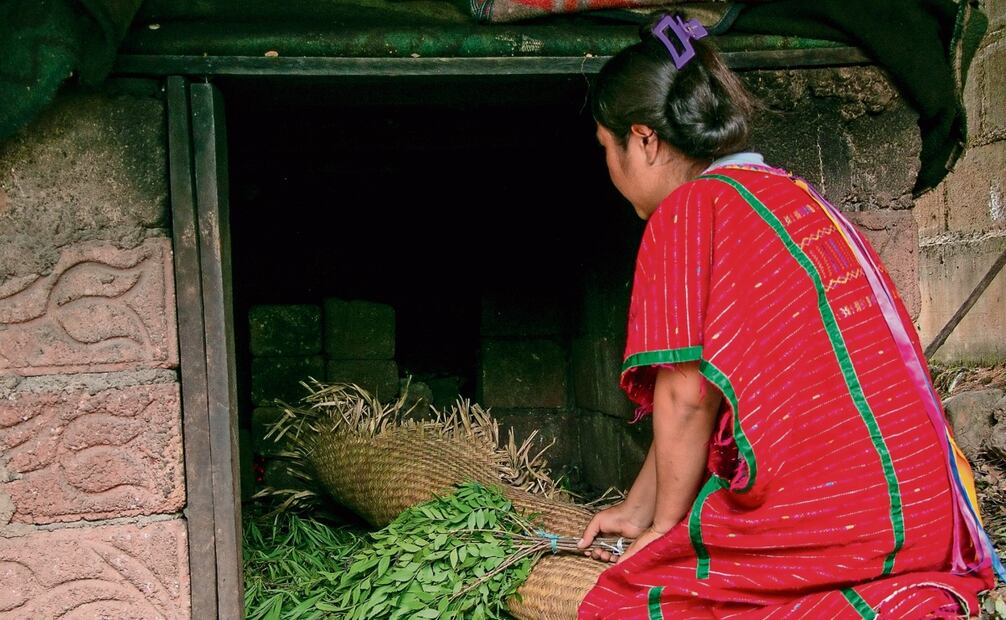 El temazcal es una práctica cotidiana para las comunidades triquis y ÑuuSavi de Oaxaca, como parte de su cosmovisión
en la medicina. Foto: Juana García / EL UNIVERSAL