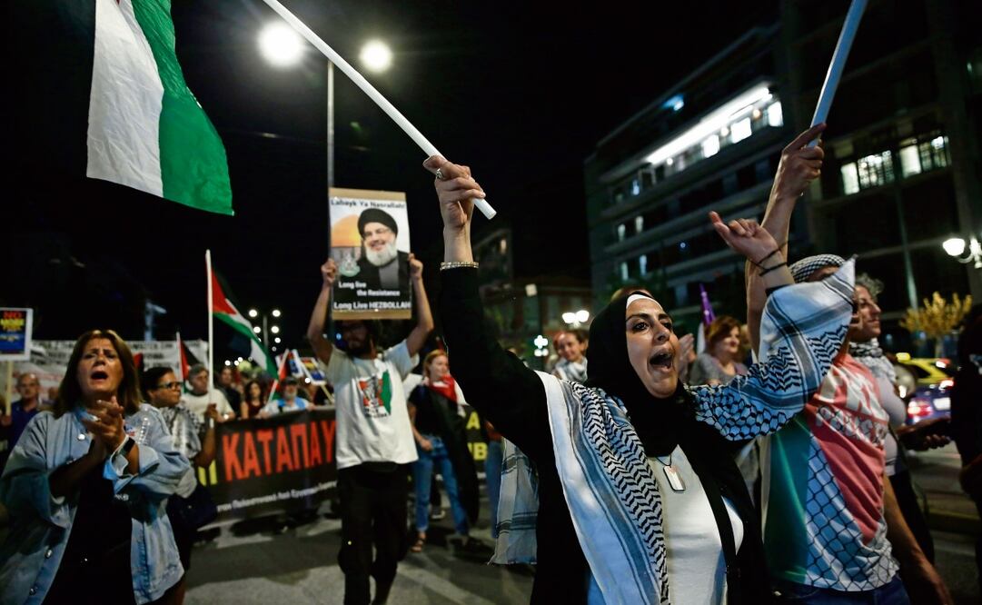 Los palestinos que viven en Atenas, Grecia, gritan consignas durante una protesta contra la guerra en solidaridad con el pueblo palestino. Foto: Yannis Kolesidis | EFE