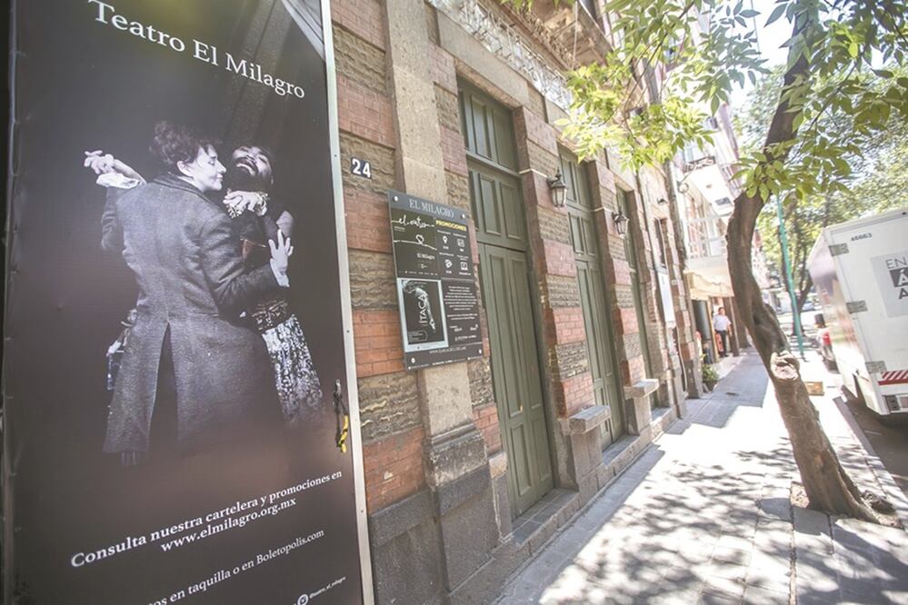 El dramaturgo David Olguín, miembro del Consejo Directivo del Teatro El Milagro, asegura que el sector ha sufrido el abandono del Estado, pero la emergencia sanitaria ha visibilazdo aun más el problema. Foto: GERMÁN ESPINOSA. EL UNIVERSAL