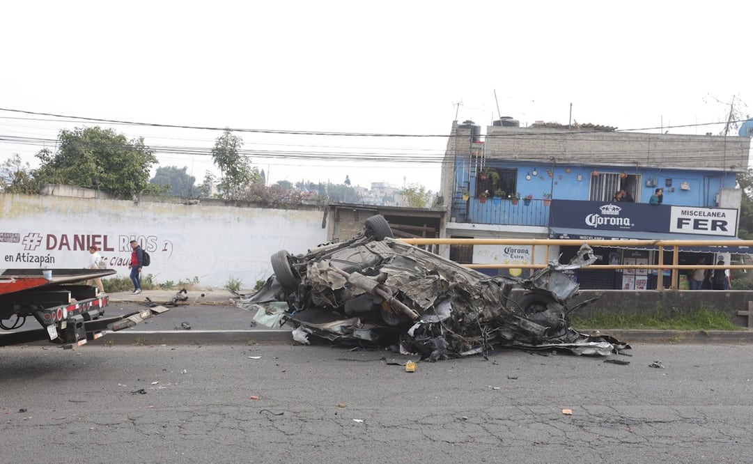 El conductor de un auto Ford compacto, color blanco, quien al parecer se quedó dormido cuando conducía su vehículo a exceso de velocidad y alcoholizado, en la zona de San José del Jaral, relataron testigos. Foto: Francisco Rodríguez / EL UNIVERSAL