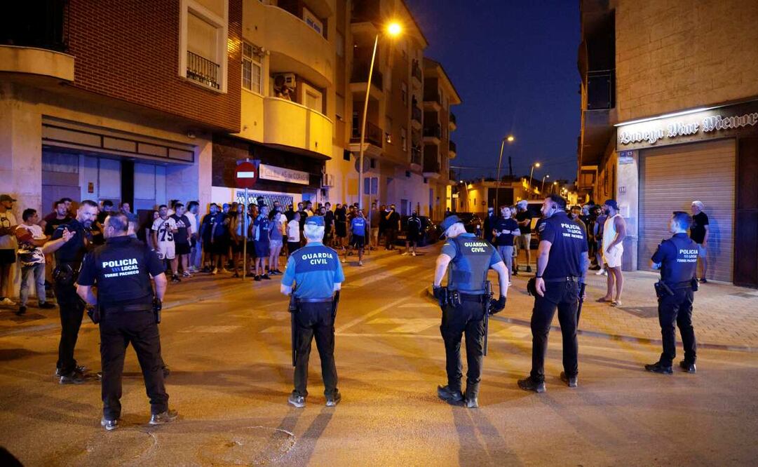 Policías locales y agentes de la Guardia Civil toman posiciones durante disturbios en Torre Pacheco, en el este de España, el viernes 12 de julio de 2025. Foto: Europa Press