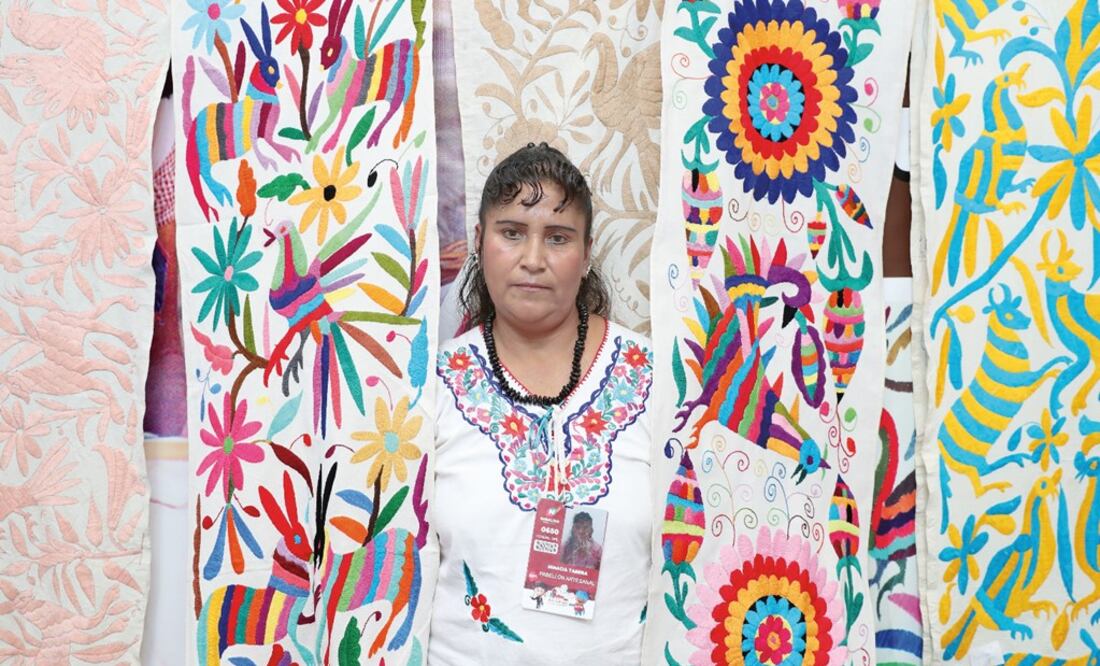 Mexican artisan shows her artwork – Photo: Valente Rosas / EL UNIVERSAL