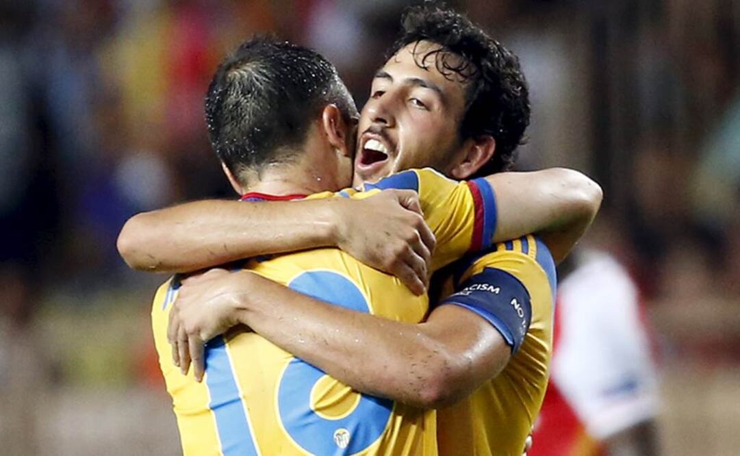 Daniel Parejo celebra con Fuego tras su pase a la fase de grupos de la Champions League. Reuters