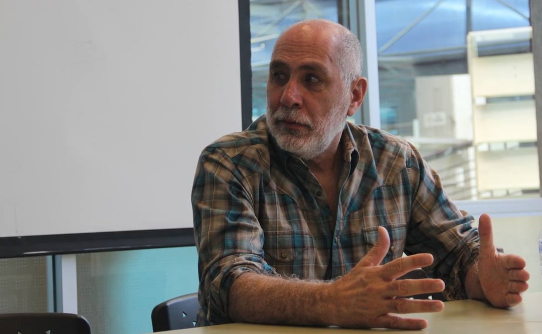 El escritor Guillermo Arriaga afirmó sentirse impresionado por haber firmado más 400 libros durante la inauguración del evento. Foto: Secretaría de Cultura