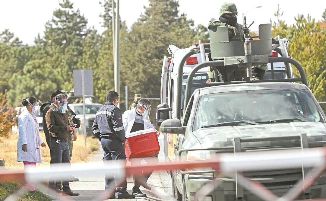 El personal de la Sedena custodió la llegada de las vacunas contra el Covid-19 a la 22 Zona Militar de Santa María Rayón. Desde este punto comenzará la distribución hacia las distintas unidades médicas del estado. Foto: Jorge Alvarado. EL UNIVERSAL